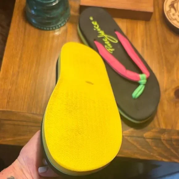 Pure Juice Women's Black and Neon Pink Flip Flops - Picture 3 of 9